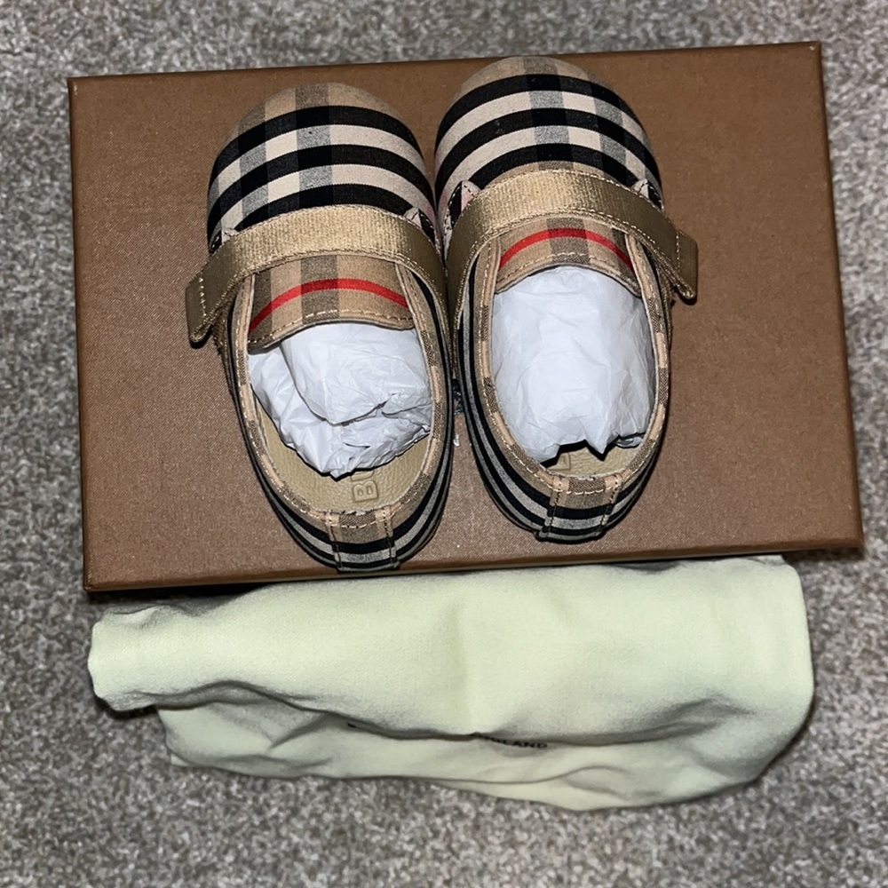 Baby girls Burberry London England canvas shoes. Beige Charlton Check - Picture 2 of 7